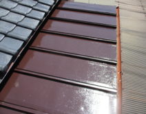 屋根鉄部（瓦棒）２液シリコン樹脂・エポキシ系サビ止め施工の写真
